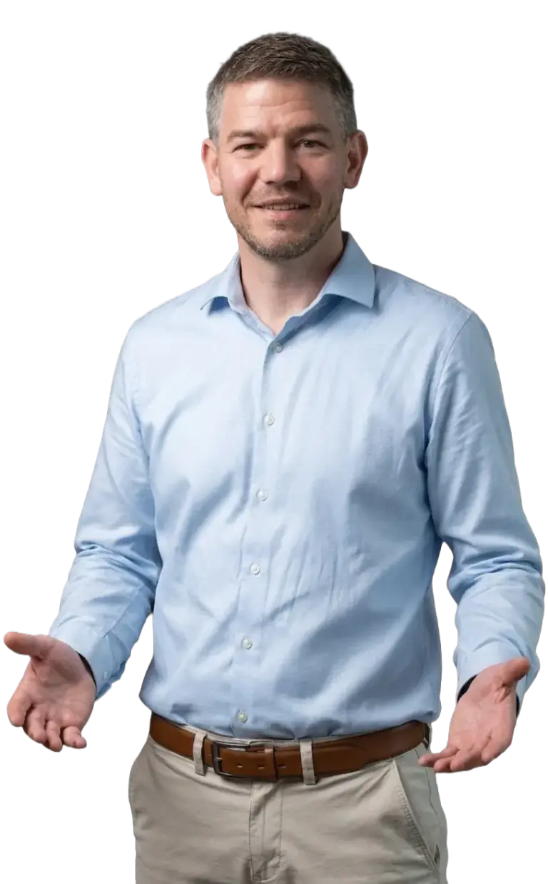 Steffen Stein, unabhängiger Finanz- und Versicherungsmakler für Beamte und junge Familien, lächelt in seinem Büro.