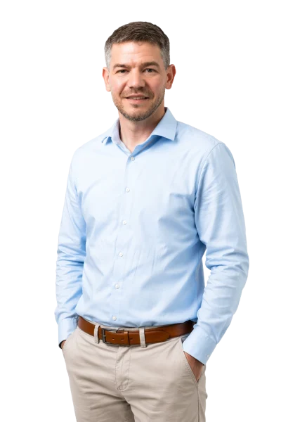 Steffen Stein, unabhängiger Finanz- und Versicherungsmakler für Beamte und junge Familien, lächelt in seinem Büro.